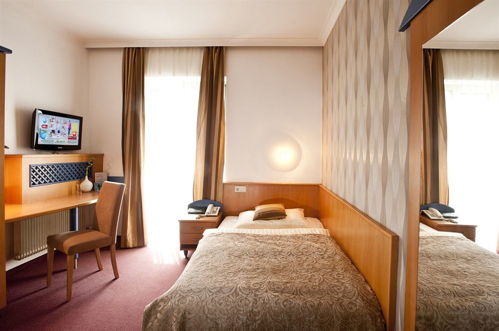 Hotel Geyer Клагенфурт Екстериор снимка
